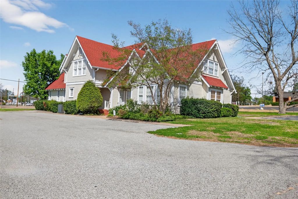 214 E College Street, Athens