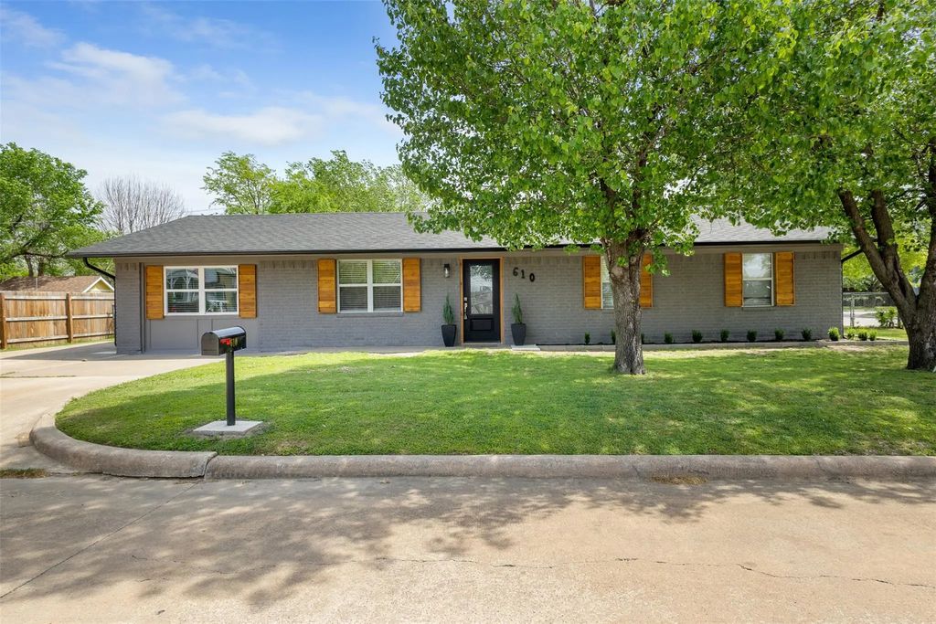 610 S 10th Street, Sanger