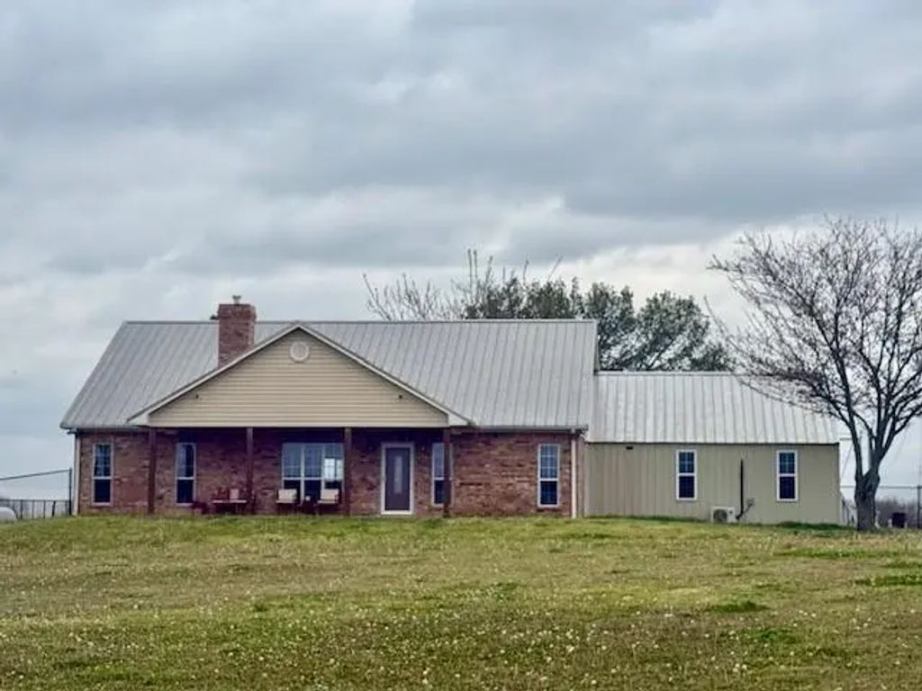 898 Farm Road 1700, Clarksville