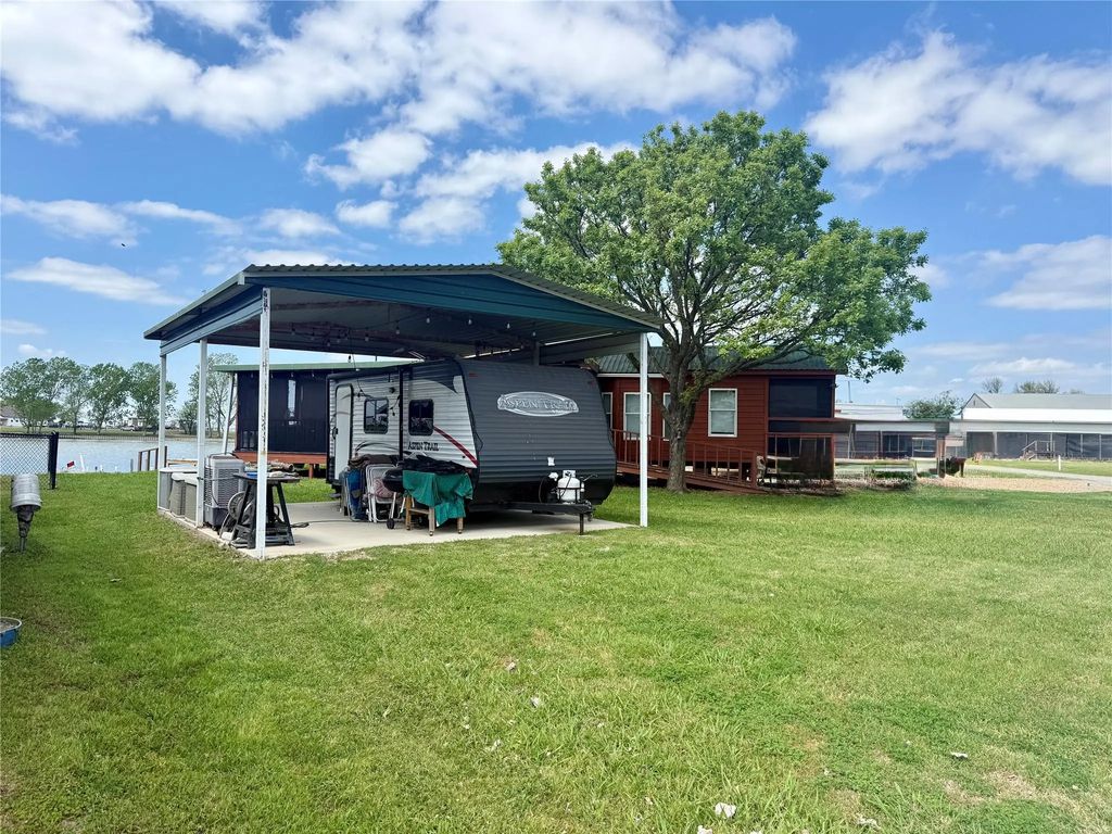 15 Pelican Isle Dr., Kerens