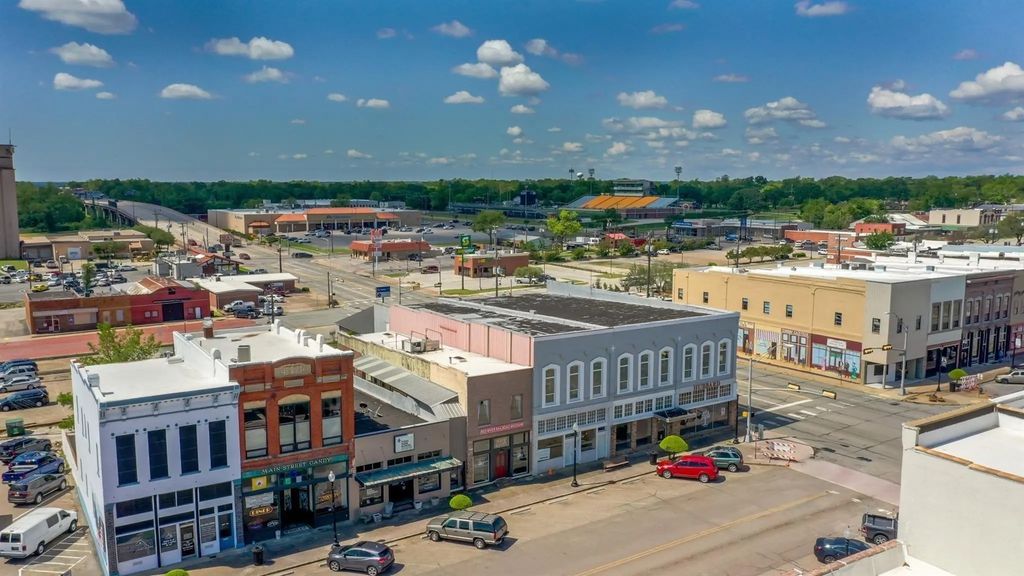 210 W Main, Denison