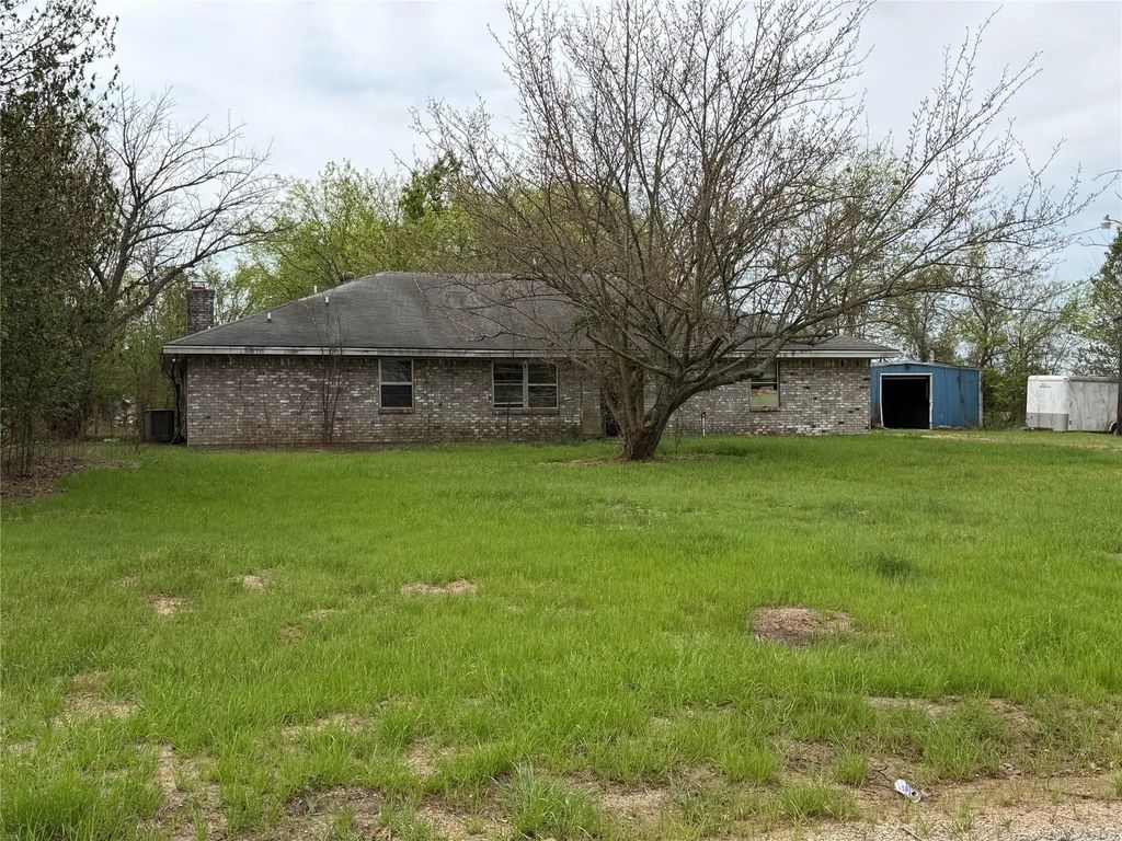 1490 County Road 44550, Paris