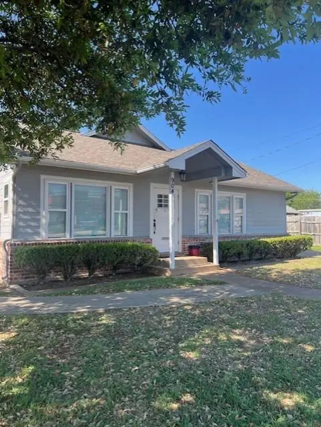 904 W Henderson Street, Cleburne