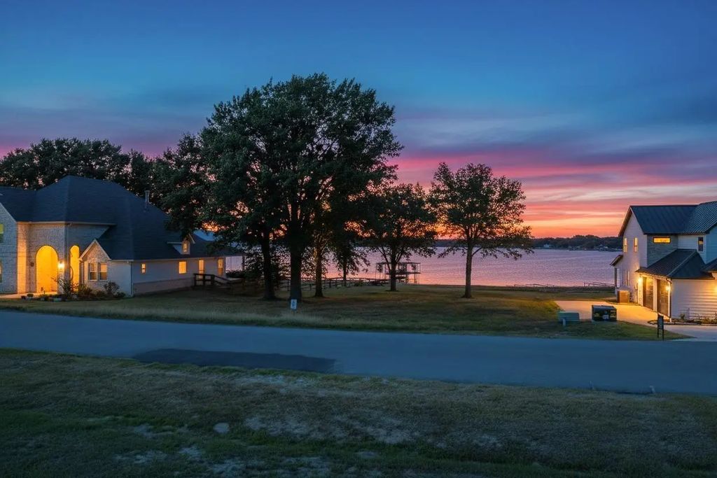 32 Shoreline Drive, Mabank