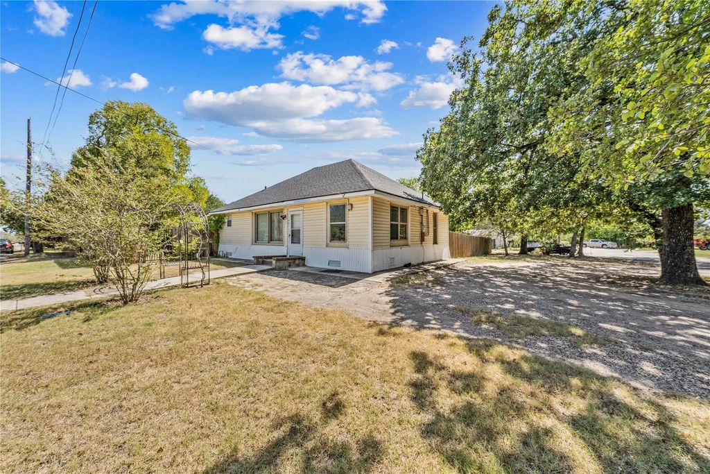 401 Powers Street, Lacy Lakeview