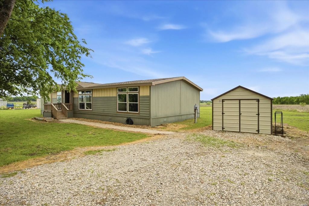 8645 County Road 1143, Celeste