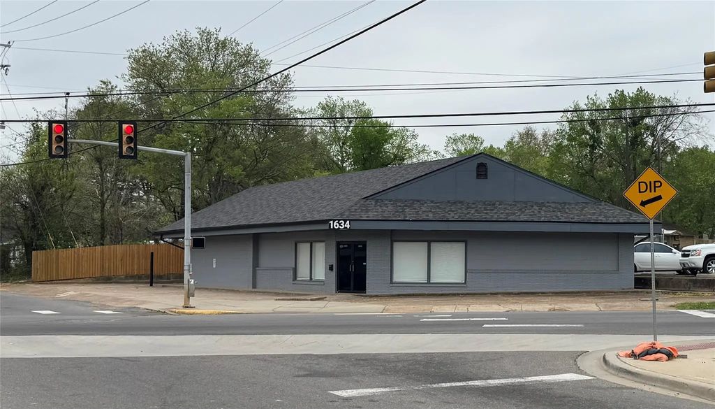 1634 Clarksville Street, Paris