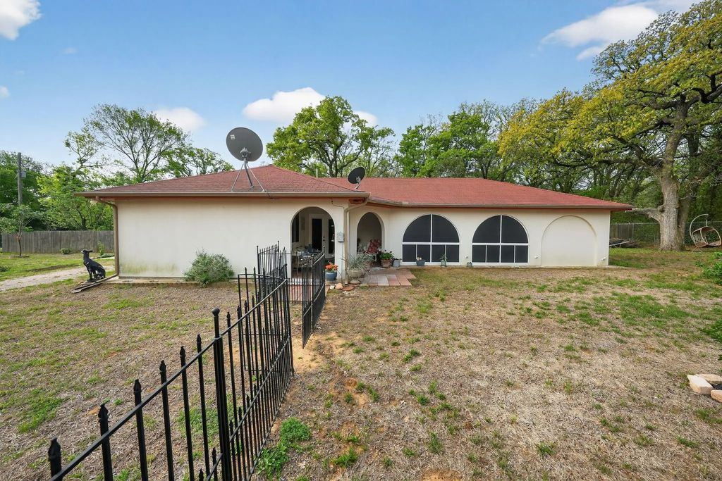 2625 County Road 805b, Cleburne