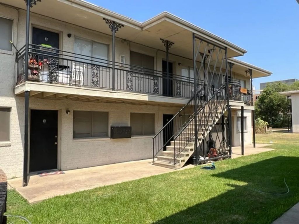 1112 Eagle Drive 5, Denton
