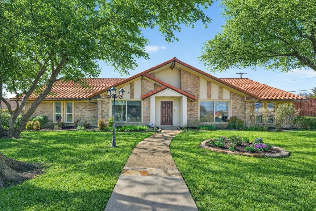 15415 Leavalley Drive, Dallas