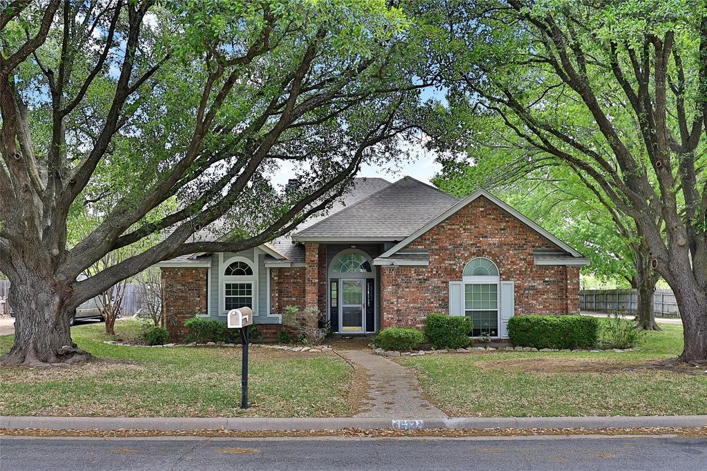 613 Regina Drive, Hewitt