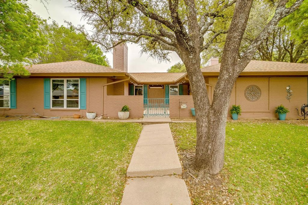 5011 Ledgestone Drive, Fort Worth