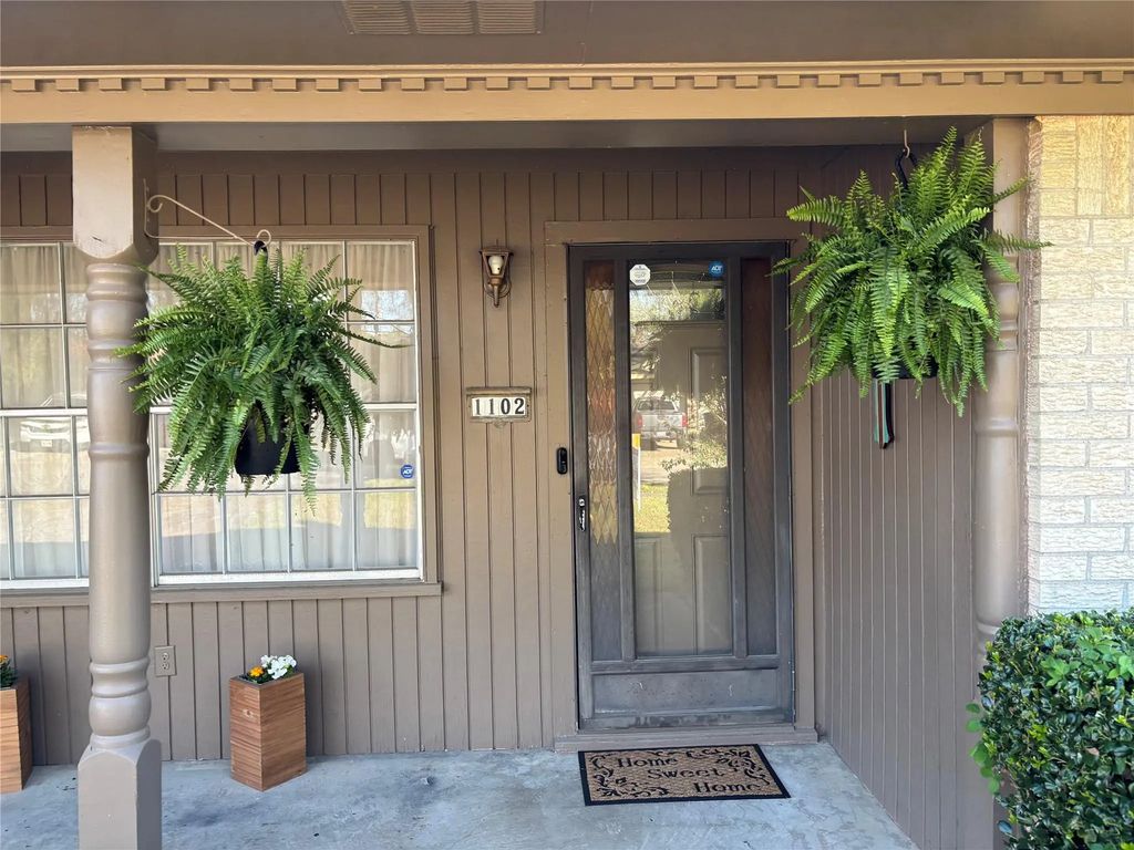 1102 Anthony Drive, Ennis