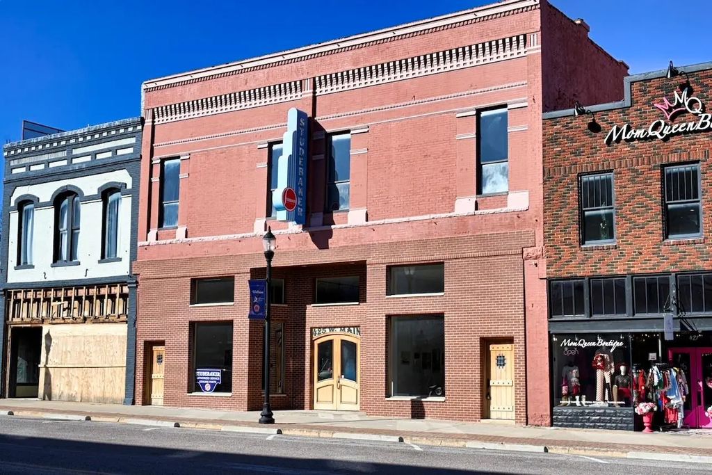 425 W Main Street, Denison