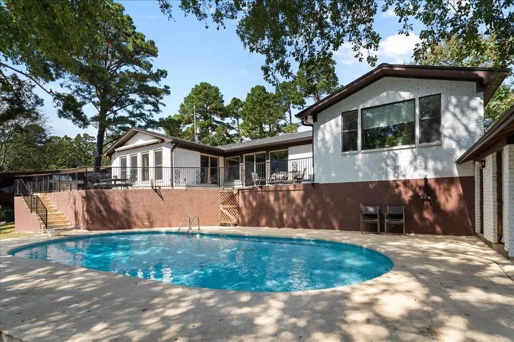 2002 W Lake Drive, Gladewater