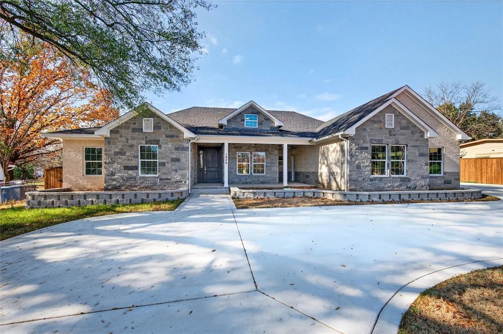 1809 Bluebonnet Avenue, Denison