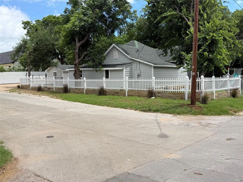 701 Olive Street, Cleburne
