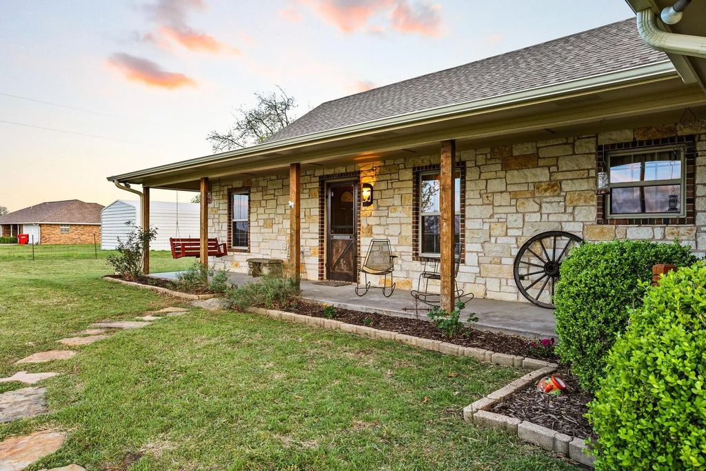 420 County Road 4825, Leonard