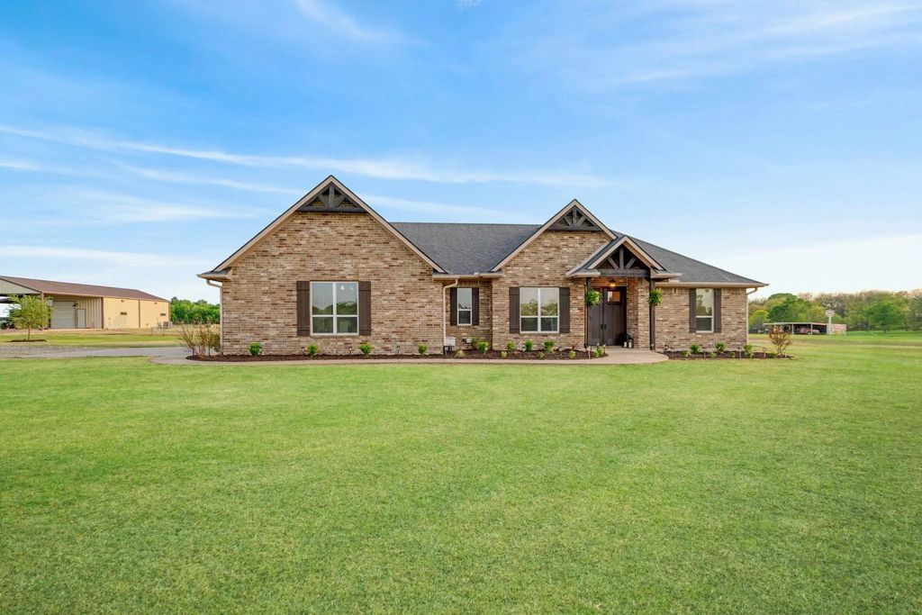 1390 County Road 3500, Honey Grove