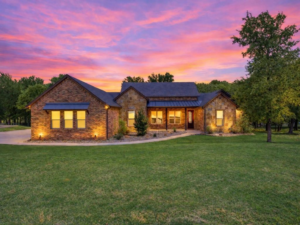104 Oak Bend Court, Lipan