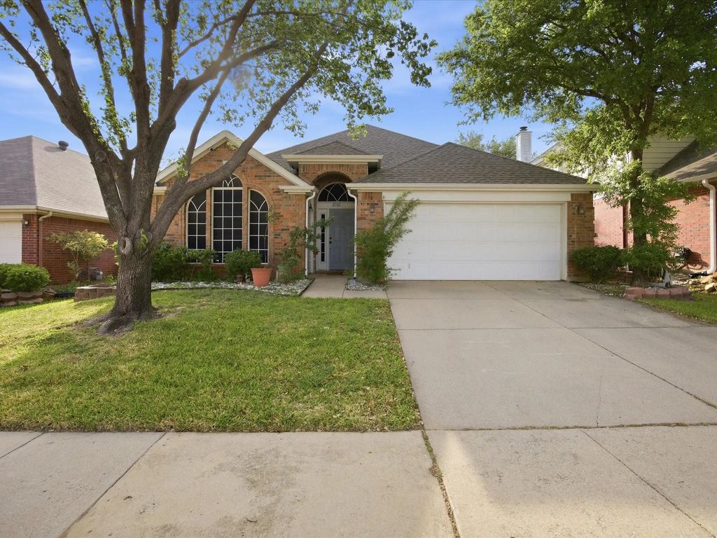 2101 Oak Manor Drive, Bedford