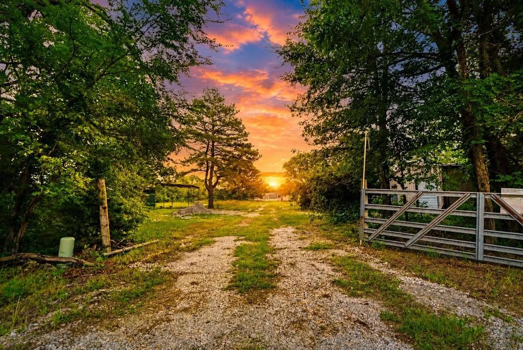 5889 Farm Road 910, Clarksville