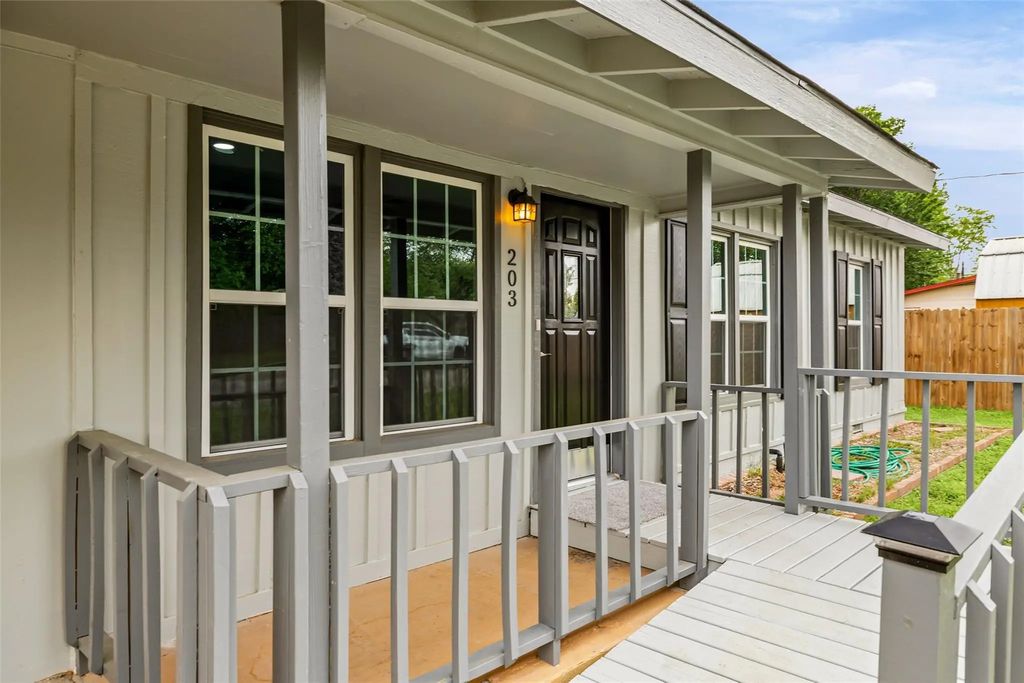 203 S Lancaster Street, Granbury