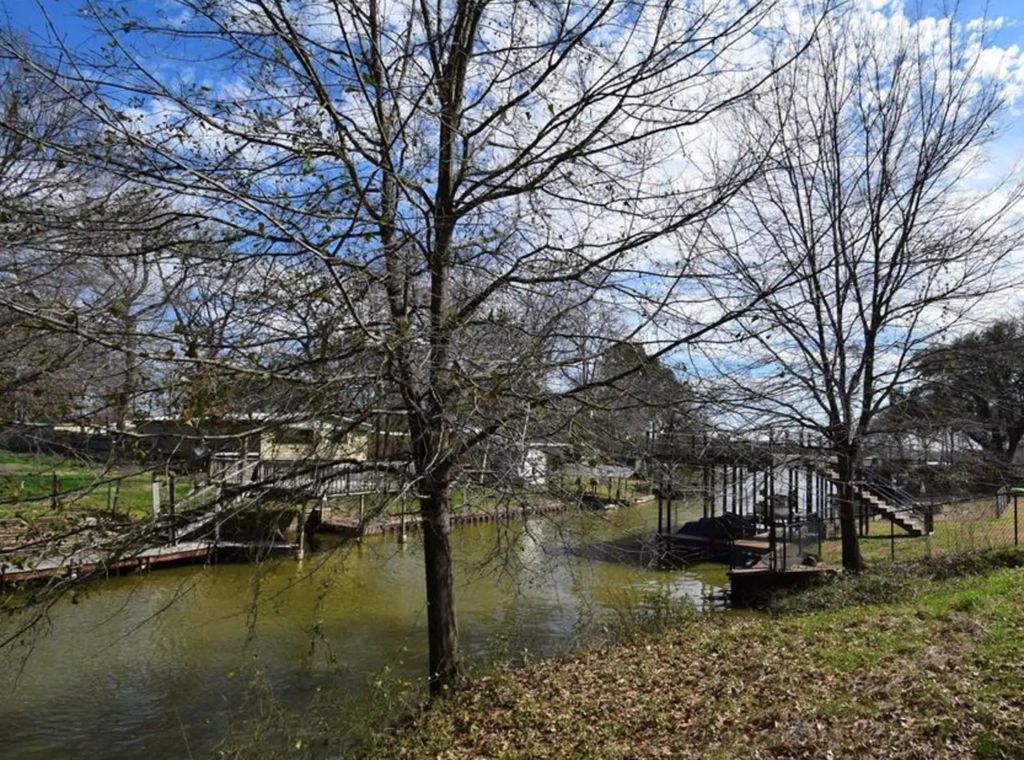 101 Camino Robles Street, Gun Barrel City
