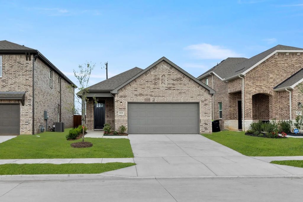 5925 Laurel Lake Lane, Pilot Point