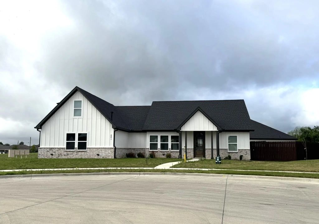 201 Bluff Court, Godley