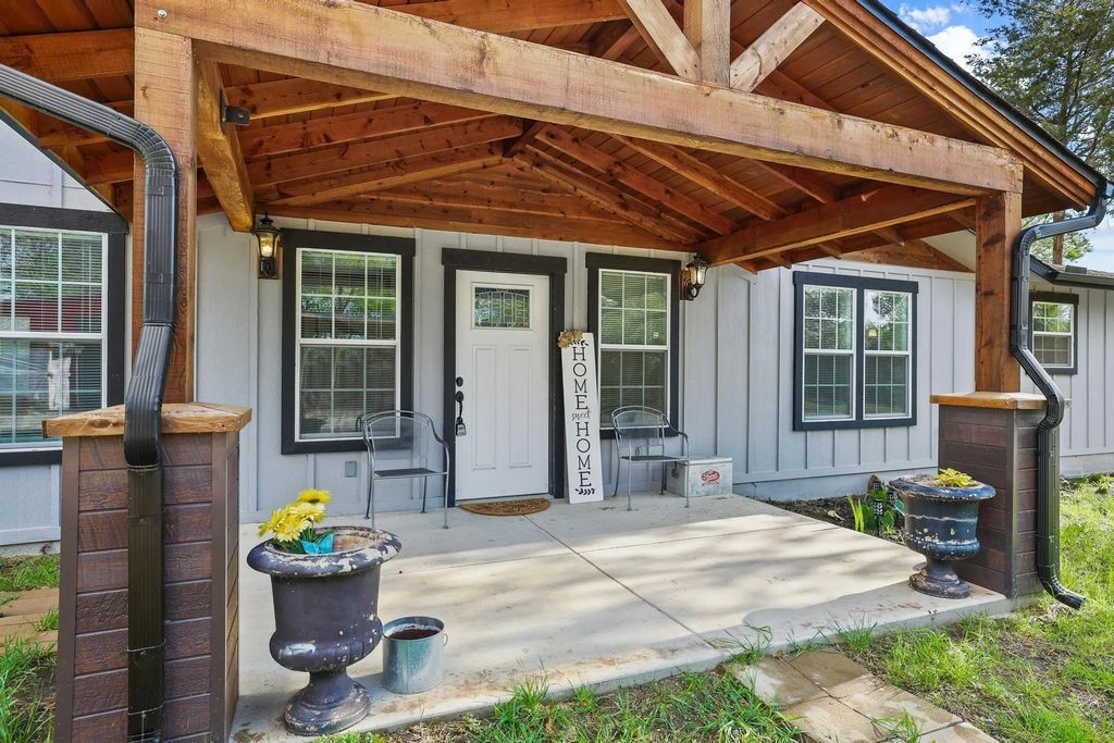 1604 County Rd 4040, Savoy