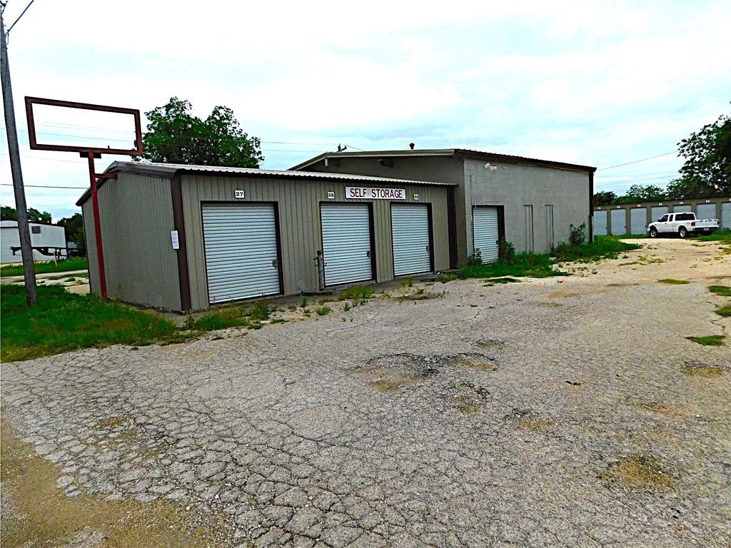 1401 N Neches Street, Coleman