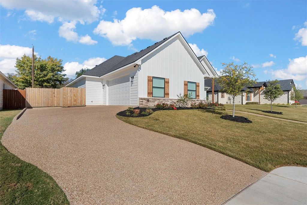 905 Day Star Drive, Hewitt