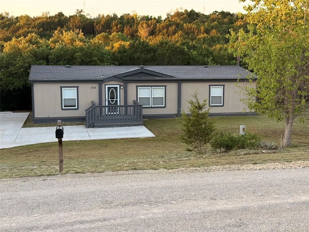 1315 Phoenix Court, Granbury