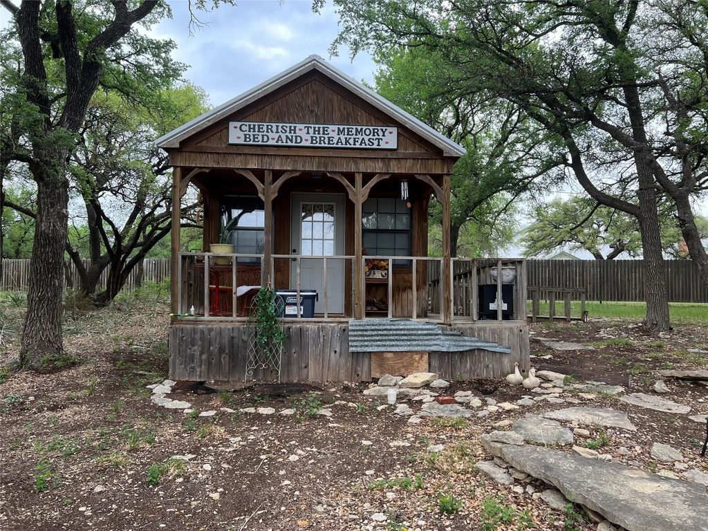 724 W First Street, Hico