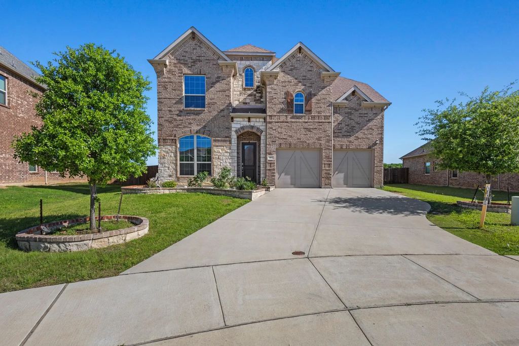 417 Burberry, Grand Prairie