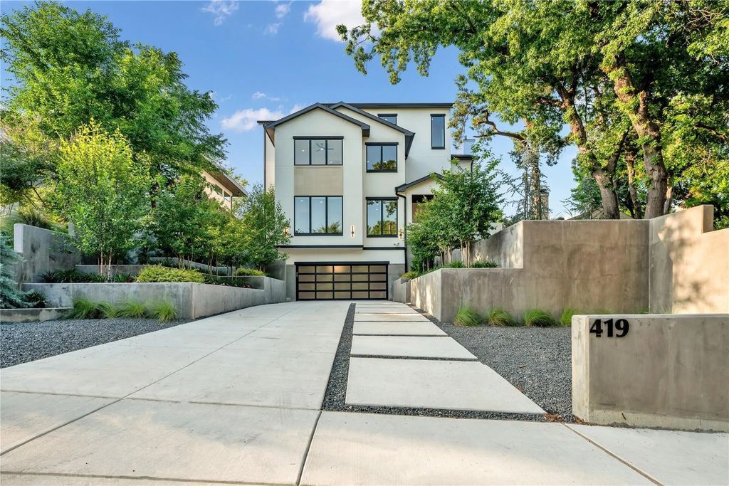 419 W Colorado Boulevard, Dallas
