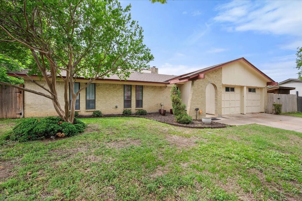 802 Crest Oak Court, Arlington