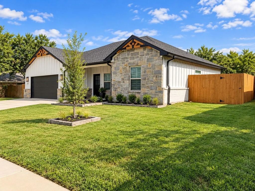317 Lakeview Drive, Alvarado