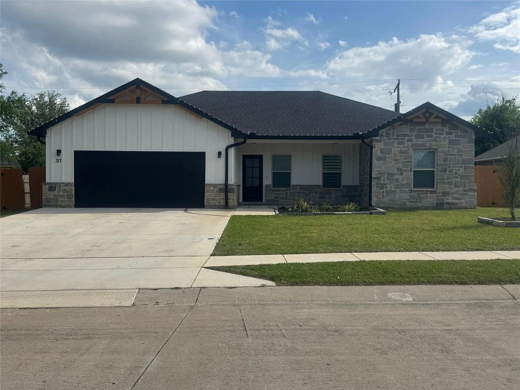 317 Lakeview Drive, Alvarado