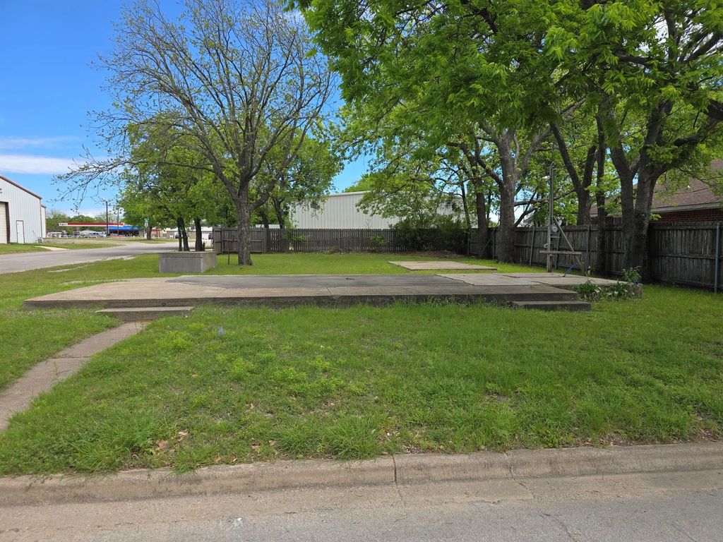 811 Hillsboro Street, Cleburne