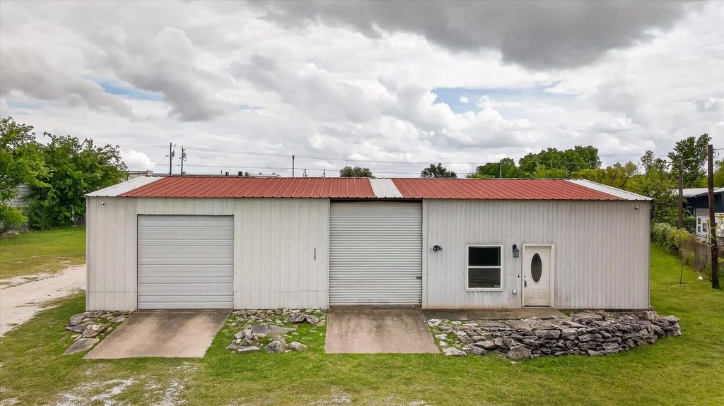 721 Comanche Cove Drive, Granbury