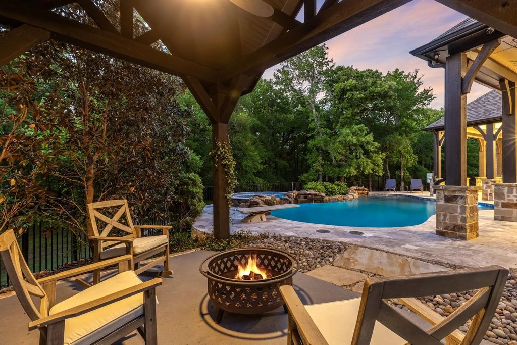 521 W Waters Edge Way, Oak Point