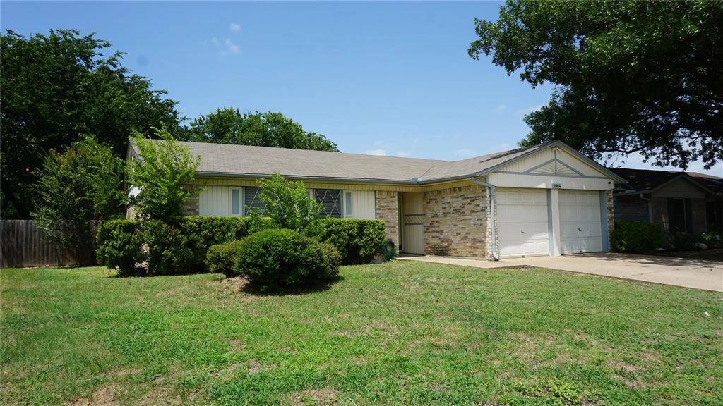 9904 Runnymeade Place, Fort Worth