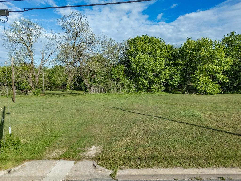 105 Wyatt Street, Waxahachie