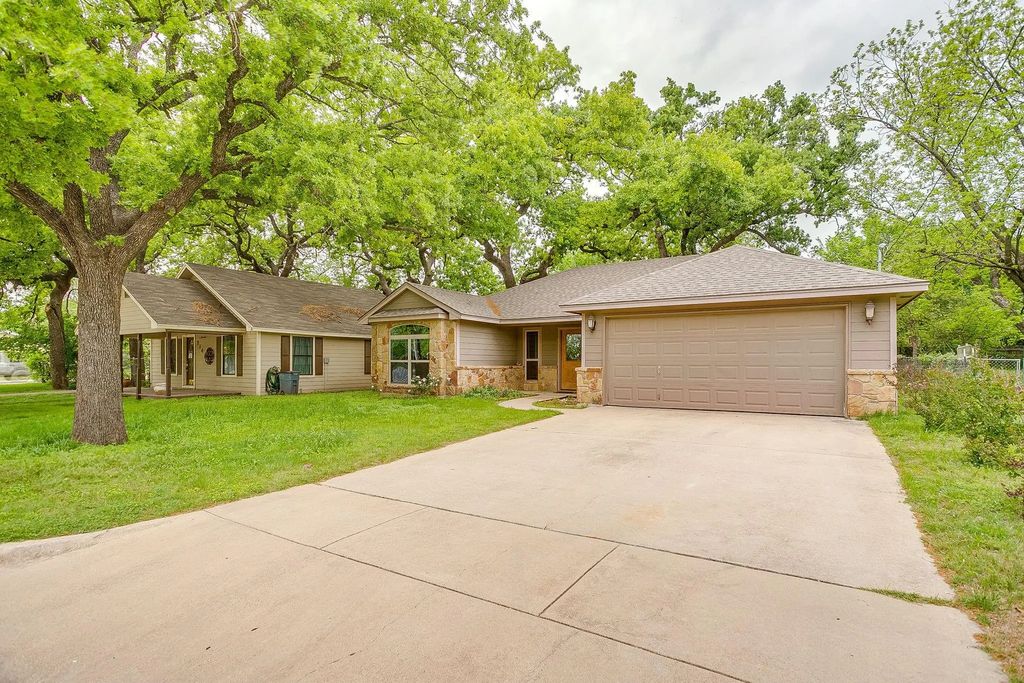 212 W 1st Street, Weatherford