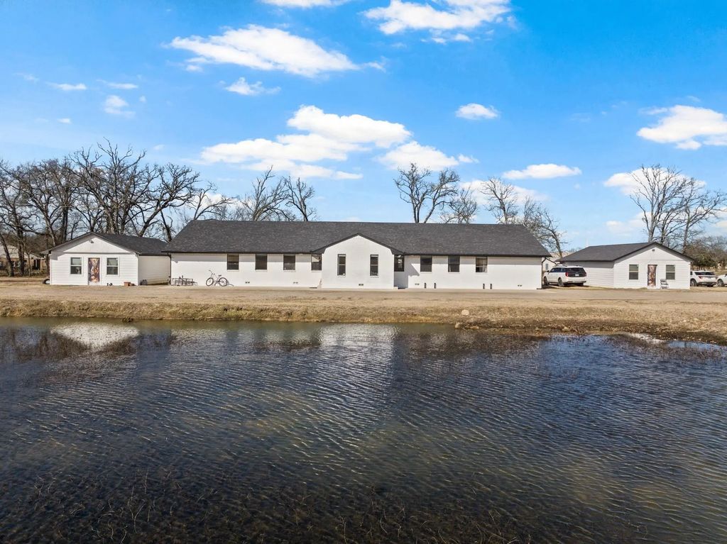 236 County Road 2391, Pickton
