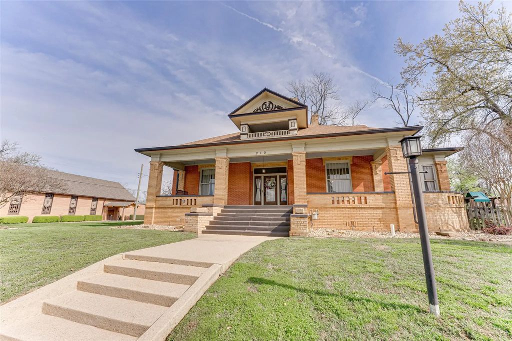 210 W Elm Street, Winnsboro