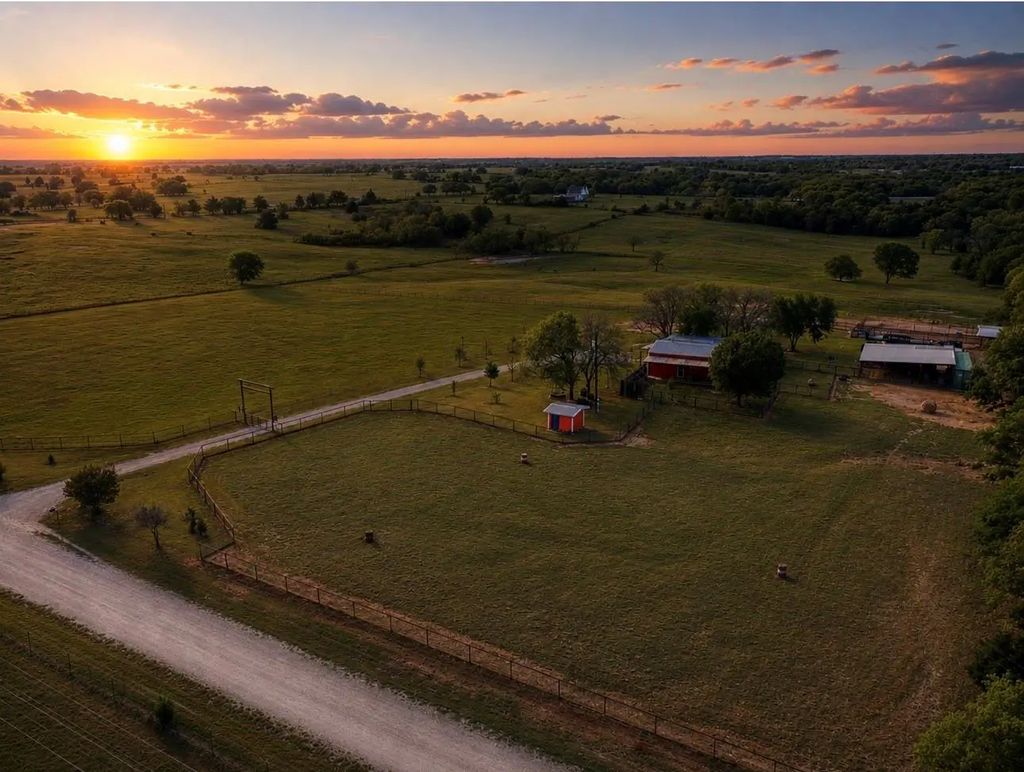 1406 N Johnson Loop, Montague