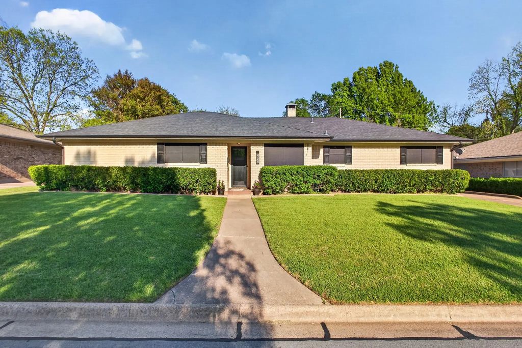 1907 Wes Hardin Circle, Bonham
